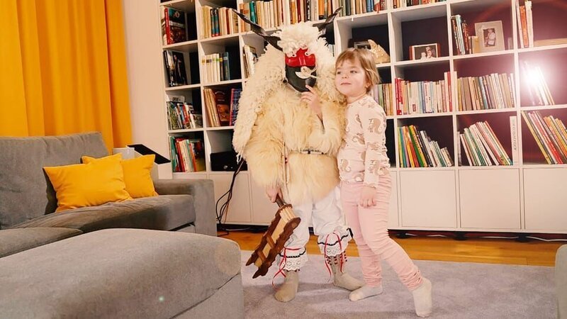 Ervin (5 Jahre) bereitet sich zusammen mit seiner Freundin Zsófi (4 Jahre) auf das ungarische Fest Busójárás vor. Mit einem gruseligen Fellkostüm möchte er den Winter vertreiben. – Bild: ZDF/​MTVA