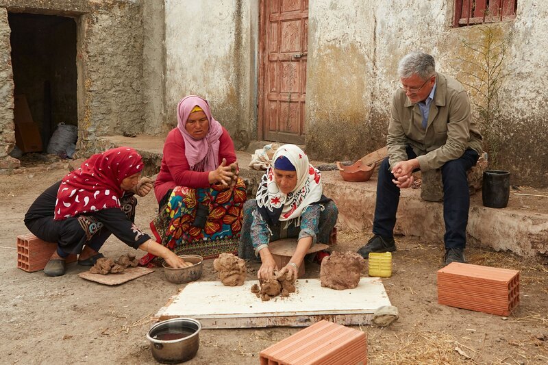 Moderator Christopher Clark besucht die Töpferinnen von Sejnane in Tunesien. – Bild: ZDF und Sebastian Richter