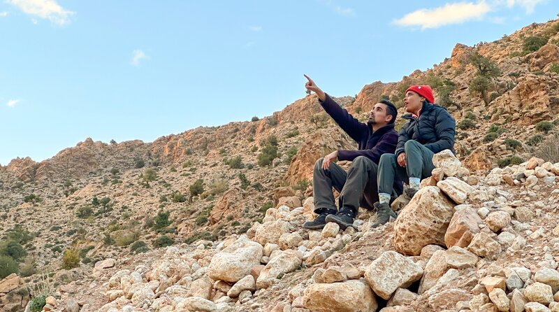 Thomas und Pia erkunden die trockene Südseite des Atlas. (Thomas Lahlafi). – Bild: BR/​Text und Bild Medienproduktion GmbH & Co. KG/​Katja Schübl