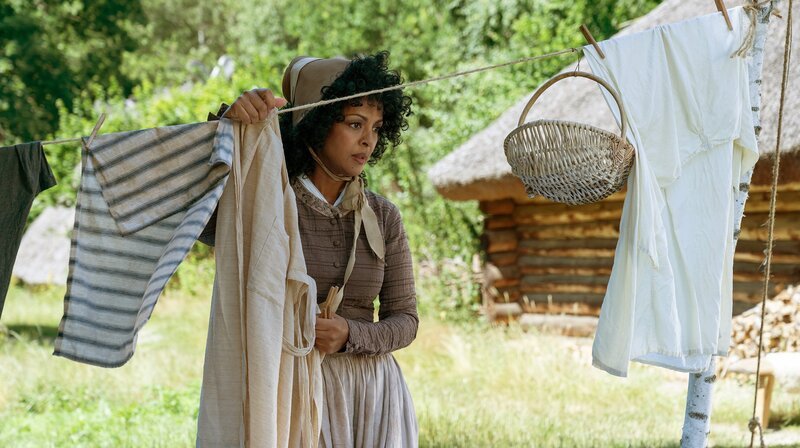 Liesbeth (Dennenesch Zoudé) wartet immer noch auf ihre verschwundenen Kinder. Weiteres Bildmaterial finden Sie unter www.br-foto.de. – Bild: rbb/​Michael Rahn
