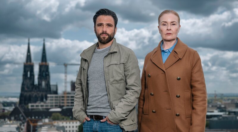 Anne Fuchs (Lina Wendel) und Youssef El Kilali (Karim Chérif) ermitteln als freie Mitarbeiter des Bundesamtes für Verfassungsschutz in Köln. – Bild: WDR/​Odeonfiction/​Martin Rottenkolber