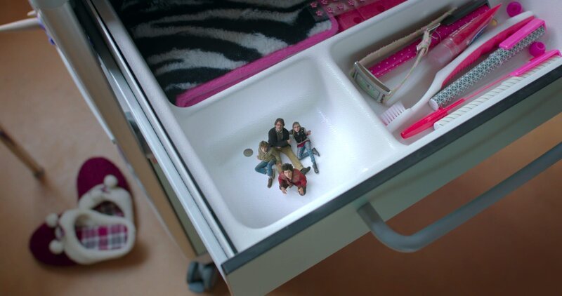 Von links: Johannes (Sasha Mylanus), Mr. Blom (Peter Paul Muller), Wiplala (Géza Weisz) und Nella Della (Kee Ketelaar). – Bild: Avrotos/BosBros/BR/Ciné Cri de Coeur/Samsa Film Von links: Johannes (Sasha Mylanus), Mr. Blom (Peter Paul Muller), Wiplala (Géza Weisz) und Nella Della (Kee Ketelaar). – Bild: Avrotos/BosBros/BR/Ciné Cri de Coeur/Samsa Film