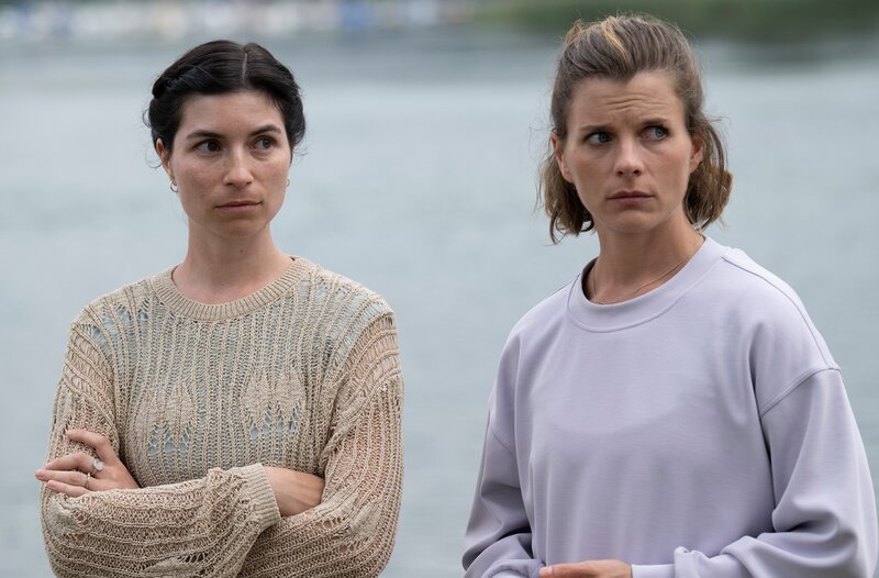 Was haben Stefanie Föhringer (Tanja Lehmann, l.) und Lara Mühlemann (Inga Lessmann, r.) zu verbergen? – Bild: ARD/​Laurent Trümper
