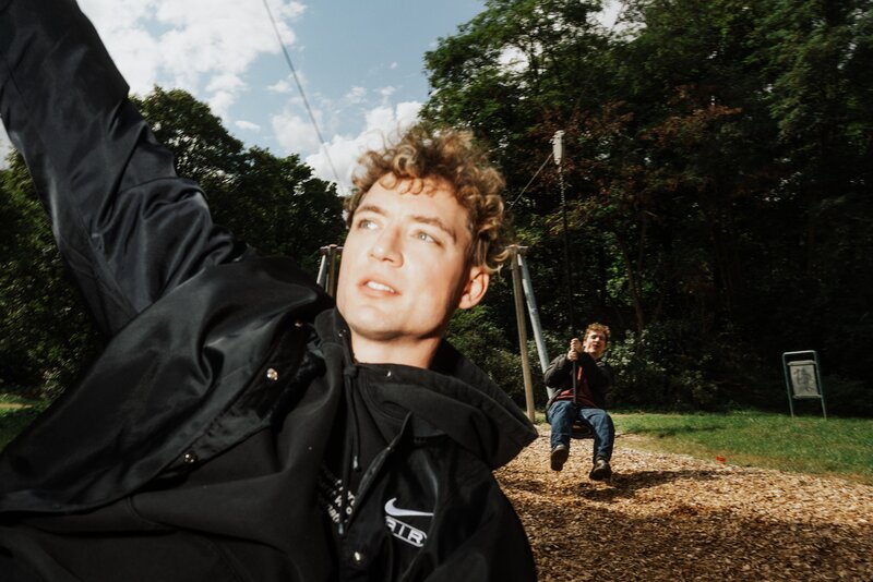 Heiko und Roman Lochmann auf einem Spielplatz in Darmstadt – Bild: ZDF und Eric Joel