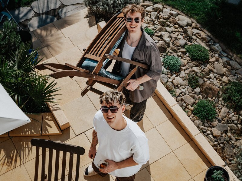 Heiko und Roman Lochmann im Garten in Darmstadt – Bild: Anton Roentz /​ ZDF