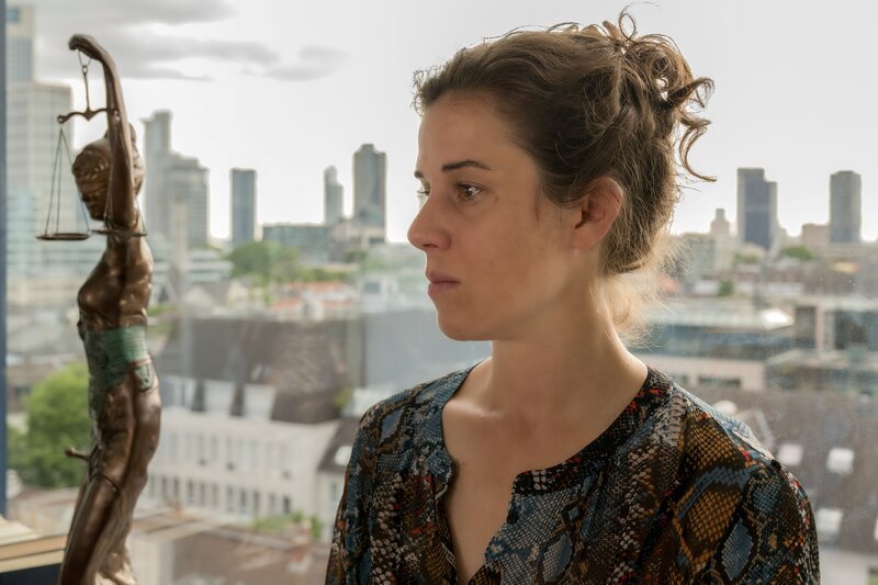 Kurz nach dem Emilia Dreiser (Anne Schäfer) aus der Untersuchungshaft entlassen wurde, hat die Staatsanwaltschaft neue Erkenntnisse und Emilia rückt erneut in den Kreis der Verdächtigen. – Bild: ZDF Enterprises GmbH /​ Christian Lüdeke; ZDF/​Andrea Enderlein