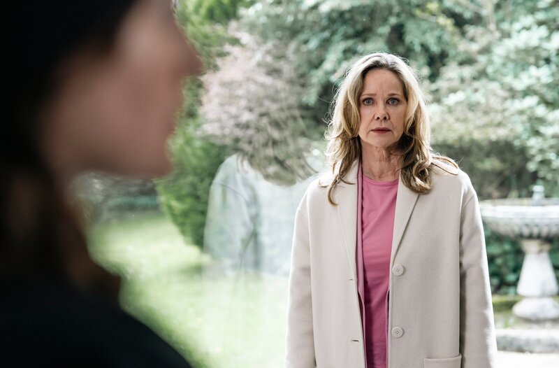 Elisabeth Kantschek (Ann-Kathrin Kramer) nach dem Tod ihres Mannes. – Bild: WDR/​Odeonfiction/​Martin Rottenkolber
