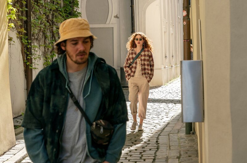 Lars Aichholzer (Timocin Ziegler) und Mia Bader (Nadja Sabersky). – Bild: BR/​ARD Degeto/​Hager Moss Film GmbH/​Bernd Schuller