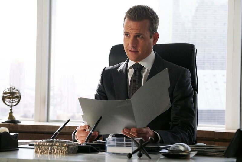 Harvey (Gabriel Macht) ist nicht nur beruflich gefordert. Seine Freundin Paula hat ihn vor ein Ultimatum gestellt: entweder sie oder Donna. – Bild: USA Network /​ ZDF