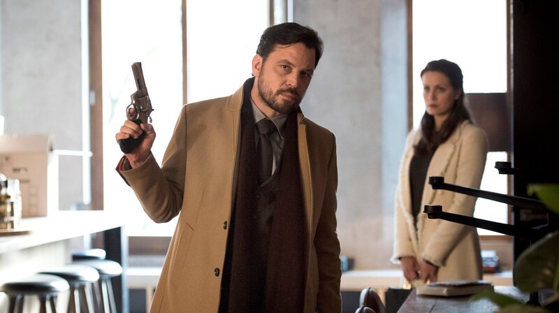 Katja Wolf (Alice Dwyer) ist auf den Drogenschmuggler Tom Fischer (Sascha Alexander Geršak) angesetzt. – Bild: ARD Degeto/​Martin Valentin Menke