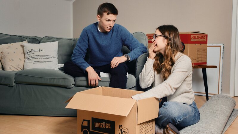 Stintje (r.) und Yuri (l.) ziehen zusammen in die erste eigene Wohnung. – Bild: ZDF und Jana Mai