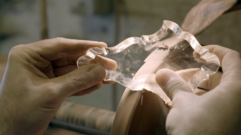 Glas schleifen nach alten Mustern der Firma Lobmeyr. – Bild: ORF