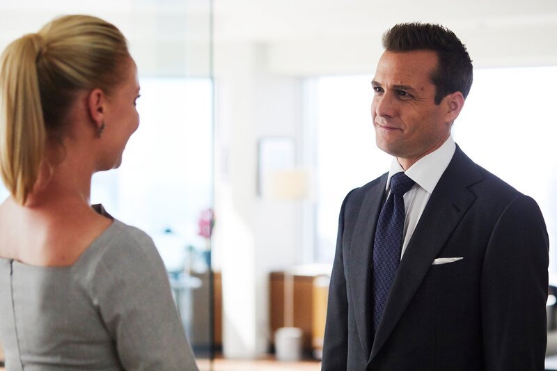 Die Zusammenarbeit an einem Fall bringt Harvey (Gabriel Macht) und Samantha (Katherine Heigl) enger zusammen – und ihre Beziehung vertieft sich auf persönlicher Ebene. – Bild: ZDF und USA Network