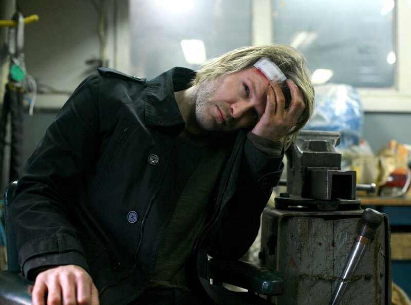 Varg Veum (Trond Espen Seim) hat bei seinen Ermittlungen wieder einmal etwas abbekommen. – Bild: ARD Degeto/​ARD Degeto/​Miso Film/​SF Norge/​O. Fyxe