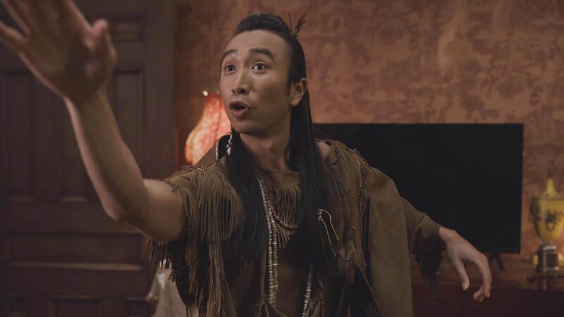 Román Zaragoza als Sasappis. – Bild: Best Possible Screen Grab /​ CBS /​ CBS ENTERTAINMENT /​ CBS Broadcasting Inc.