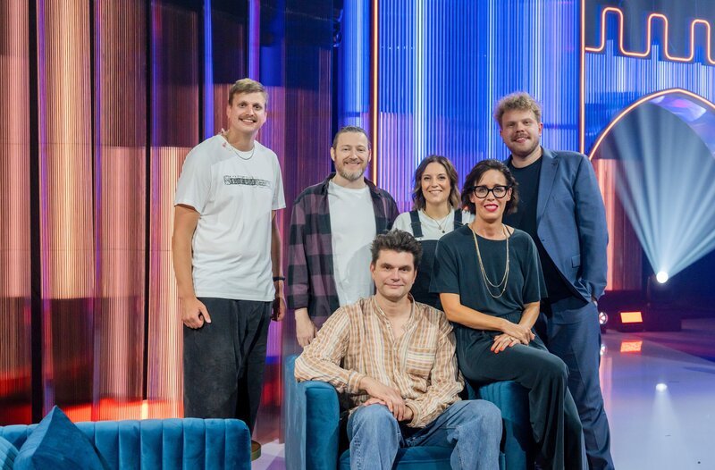 Vorne: Lutz van der Horst. Dahinter von links: Hauke van Göns, Jens mit Franzi Glaser als Duo „GWASCH“, Eva Karl Faltermeier und Johannes Berzl. Weiteres Bildmaterial finden Sie unter www.br-foto.de. – Bild: BR/Redseven Entertainment GmbH/Marco Nagel Vorne: Lutz van der Horst. Dahinter von links: Hauke van Göns, Jens mit Franzi Glaser als Duo „GWASCH“, Eva Karl Faltermeier und Johannes Berzl. Weiteres Bildmaterial finden Sie unter www.br-foto.de. – Bild: BR/Redseven Entertainment GmbH/Marco Nagel