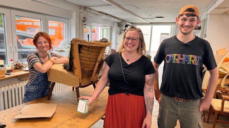 „Die Polster-Macherin“ Ariane Kraftschik (m.) mit ihrer neuen (l.) und ihrem ehemaligen Auszubildenden (r.), jetzt Geselle. – Bild: NDR