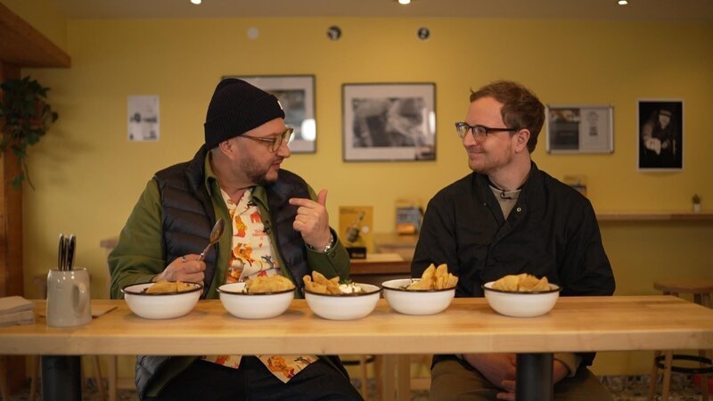Sebastian Lege (l.) und Jacques Weis Inhaber Bambule’s Chili. – Bild: RTL /​ Das perfekte Chili