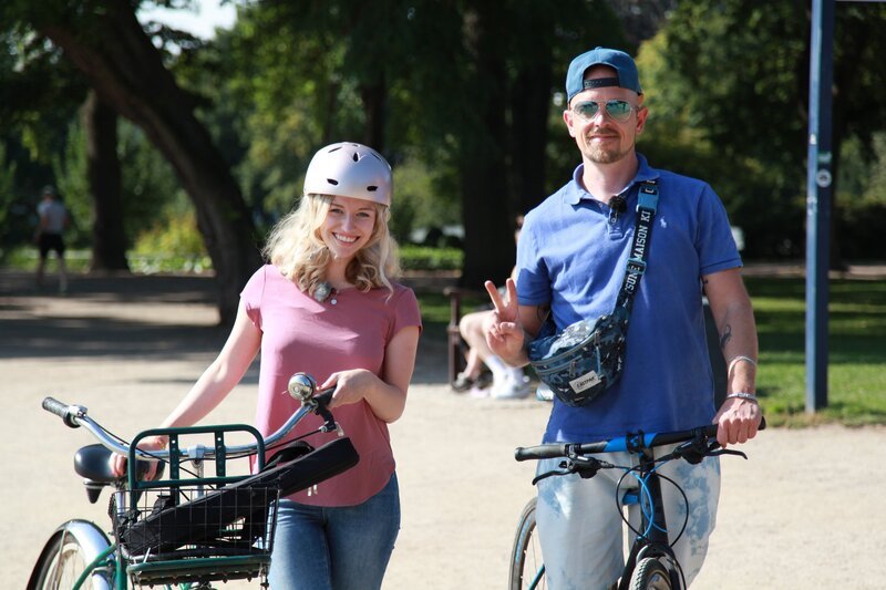 Mit dem Fahrrad geht es zur Elbe – für Jan Delay eine der schönsten Ecken in Hamburg Altona. – Bild: Radio Bremen/​Helena Brinkmann