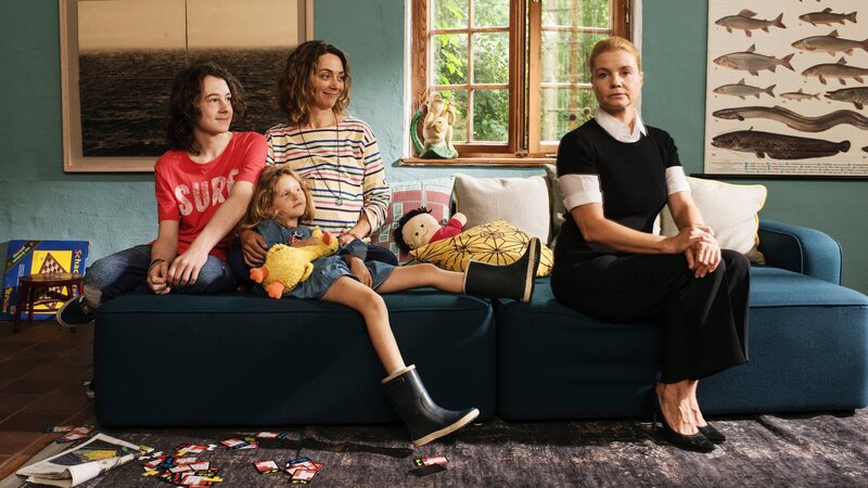 Die Kiepers: Ben Kieper (Maximilian Ehrenreich, l.), Klara Kieper (Zora Müller, 2.v.l.), Christina Kieper (Julia Richter, 3.v.l.) freuen sich über den erwachsenen Familienzuwachs in Gestalt der sonderbaren Ella (Annette Frier, r.). – Bild: ZDF und Stephanie Kulbach