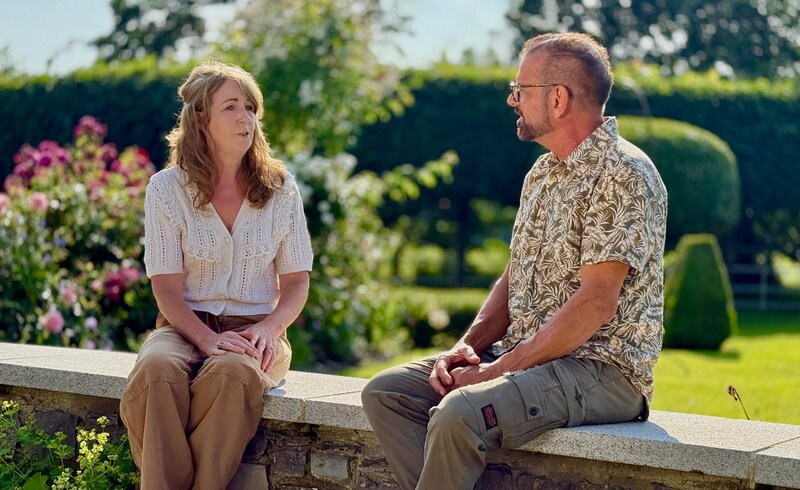 Kilgar House Gardens: Karl Ploberger mit Paula Byrne. Ein wahres Rosenparadies und viele Themengärten. Geschaffen hat diesen Garten die Innenarchitektin Paula Byrne. – Bild: ORF /​ Ralph Huber-Blechinger