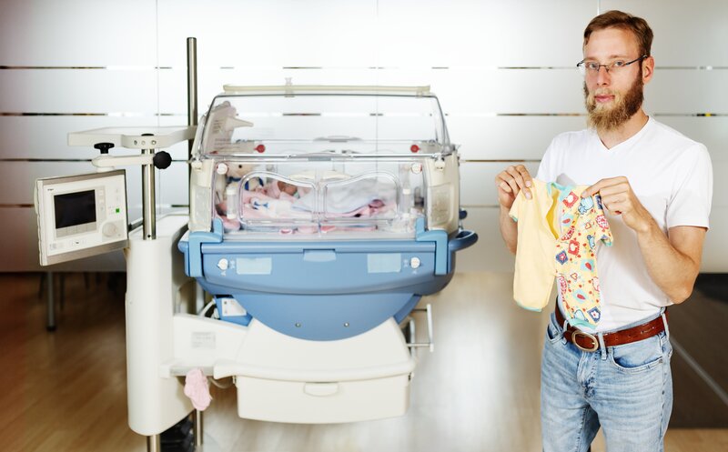 Viel zu früh geboren: Lukas Mader (28) blickt zurück auf seinen schweren Start ins Leben. – Bild: Simon Koy /​ ZDF