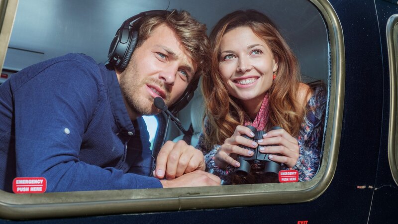 Bei seinen Recherchen über die Ölfirma kommen sich Patrick (Frederik Götz) und Iris (Lena Meckel) näher. – Bild: SRF/​ZDF/​Jon Ailes