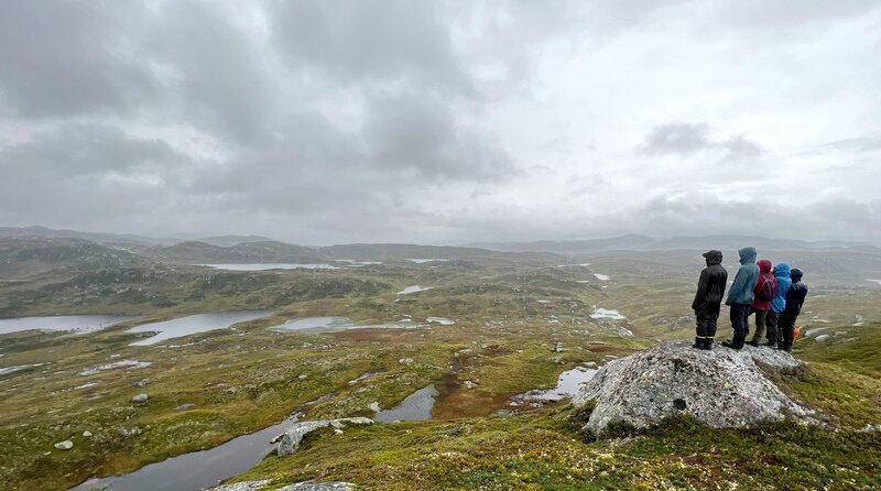 Der anstrengende Aufstieg hat sich gelohnt: Ausblick auf Sirgudshedlar. Weiteres Bildmaterial finden Sie unter www.br-foto.de. – Bild: BR/​Bewegte Zeiten Filmproduktion GmbH/​Megan Ehrmann