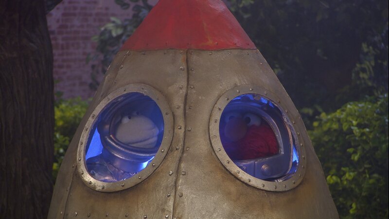 Wolle (links) und Elmo (rechts) wollen zum Mond. – Bild: NDR