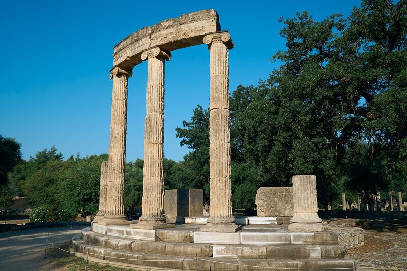 Das Philippeion in Olympia wurde im 4. Jahrhundert vor unserer Zeit errichtet. Bereits 1989 schützte die UNESCO diese antike Stätte in Griechenland. – Bild: ZDF und Sebastian Richter