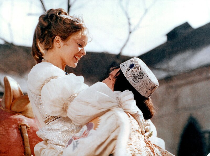 Happy End: Libuse Safránková als Aschenbrödel, Pavel Trávnícek als Prinz – Bild: WDR/​Degeto