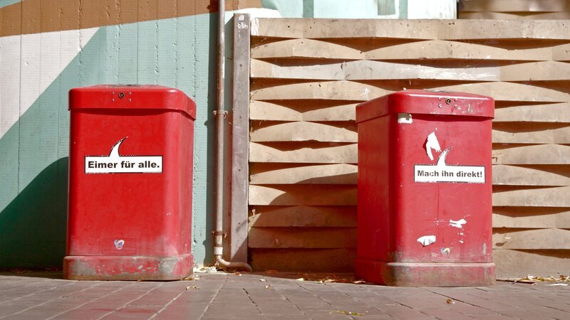 Alles im Eimer. – Bild: ZDF und ORF/​RAUM FILM Filmproduktion/​Christian Haake