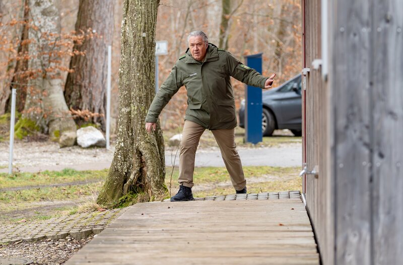 Girwidz (Michael Brandner) beobachtet die beiden Angelfreunde Hubert und Heiling. – Bild: ARD/​Thomas Neumeier