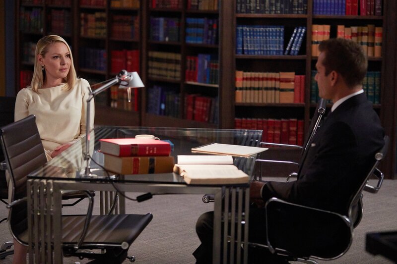Harvey (Gabriel Macht) misstraut Samantha (Katherine Heigl). Er glaubt, dass sie nicht ehrlich spielt und gegen die Interessen der Kanzlei handelt. – Bild: USA Network /​ ZDF