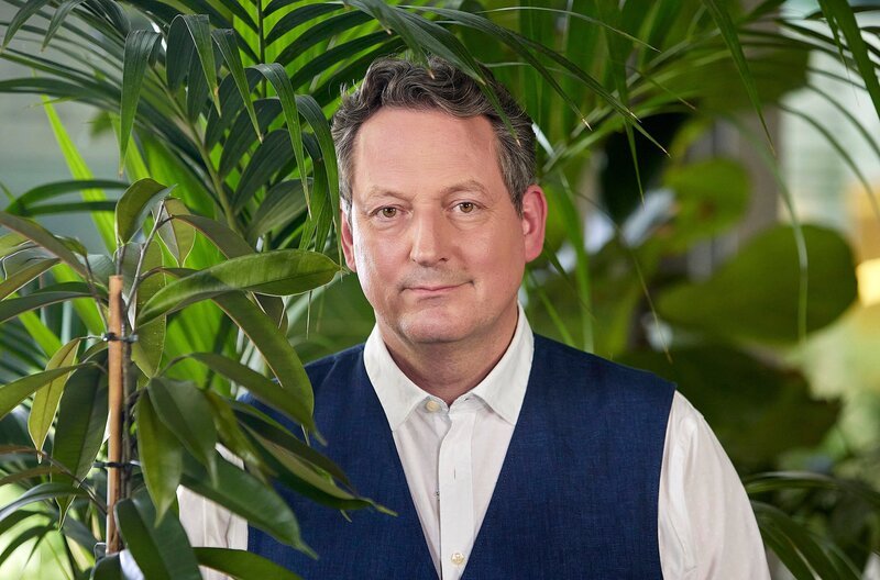 Unseren Wäldern geht es schlecht. Hitze, Dürre und Borkenkäfer schwächen die Bäume. Ganze Waldgebiete sterben ab. Was den Wald so wertvoll macht und wie wir ihn retten können, zeigt Eckart von Hirschhausen in „Wissen vor acht – Erde“. – Bild: ARD/​Kai Schulz