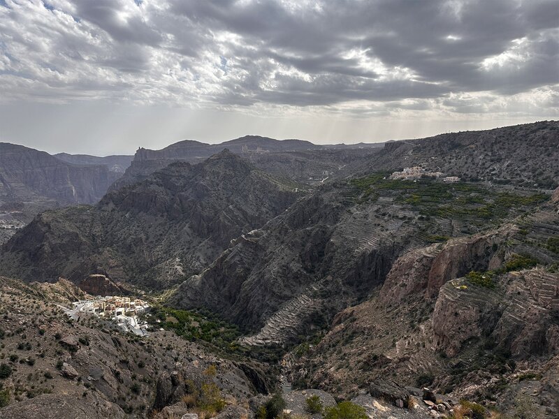 Oman hat den Ruf als trockener Wüstenstaat. Doch auf dem etwa 2.000 Meter hohen Saiq-Plateau des Jebel Akhdar säumen Gärten die Berghänge. – Bild: arte, Sebastian Richter /​ ZDF
