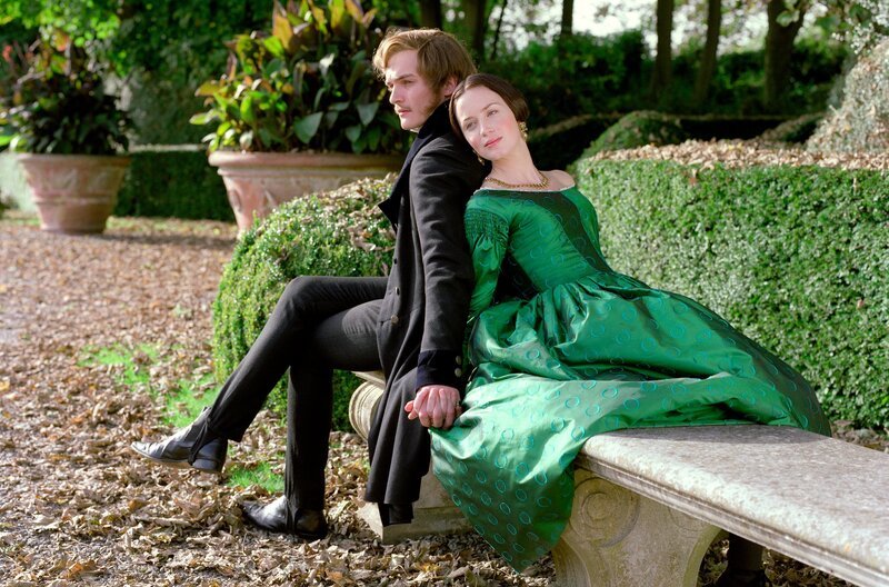 Bei einem arrangierten Treffen mit ihrem deutschen Cousin Prinz Albert verliebt sich Prinzessin Victoria (Emily Blunt) wider Erwarten. – Bild: rbb/​Wild Bunch Germany