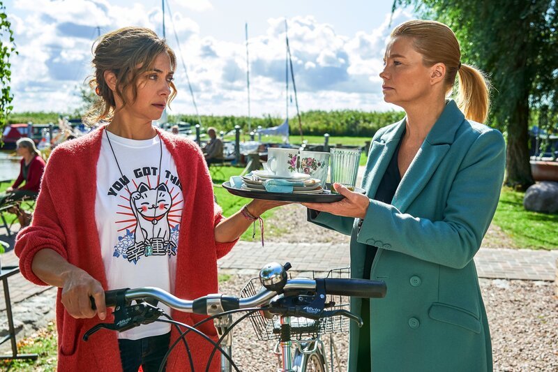 Freundinnen, die immer füreinander da sind: Ella (Annette Frier, r.) übernimmt für Christina (Julia Richter) die Schicht im Café. – Bild: ZDF und Marc Vorwerk