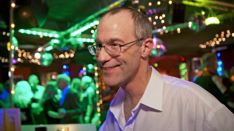 Unter der Woche lernt Andre, mit begriffsstutzigen Fahrschülern umzugehen. Das Tanzen ist ein guter Ausgleich. Weitere Fotos auf Anfrage. – Bild: NDR/​Seelmannfilm