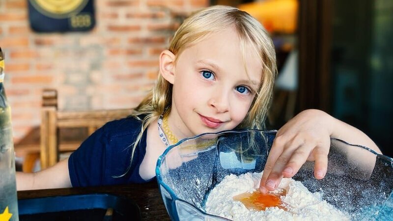 Cata lebt in Argentinien. Sie isst Empanadas sehr gern. Das sind gefüllte Teigtaschen. Zum ersten Mal bereitet sie diese ohne Hilfe ihrer Eltern zu. – Bild: rbb/​Anja Hansmann