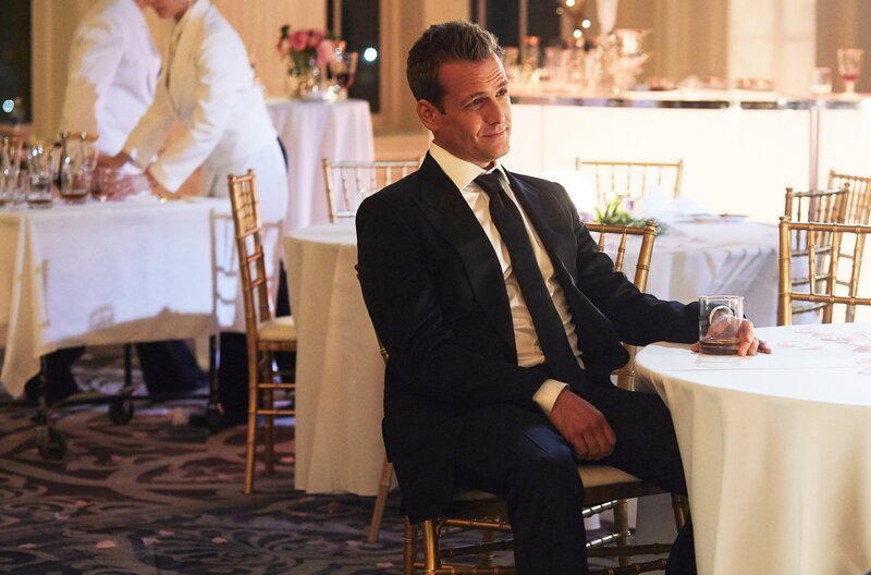 Alles auf Anfang: Nach Mikes Weggang muss Harvey (Gabriel Macht) in der frisch fusionierten Kanzlei neue Wege gehen. – Bild: USA Network /​ ZDF