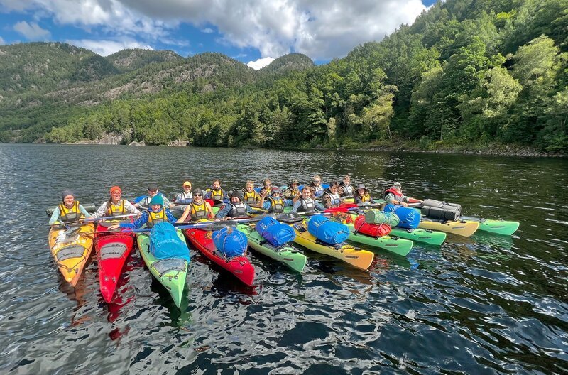 Gruppenbesprechung: Alle Kajaks im Paket. So stabilisieren sich die Kajaks gegenseitig, keiner treibt ab, und die Paddelpause kann zum Verschnaufen genutzt werden. – Bild: BR/​Bewegte Zeiten Filmproduktion GmbH/​Megan Ehrmann