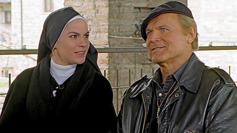 Schwester Maria (Astra Lanz, l.) und Don Matteo (Terence Hill) freuen sich ueber das Theaterprojekt zur Resozialisierung von jungen Haeftlingen. – Bild: Bibel TV