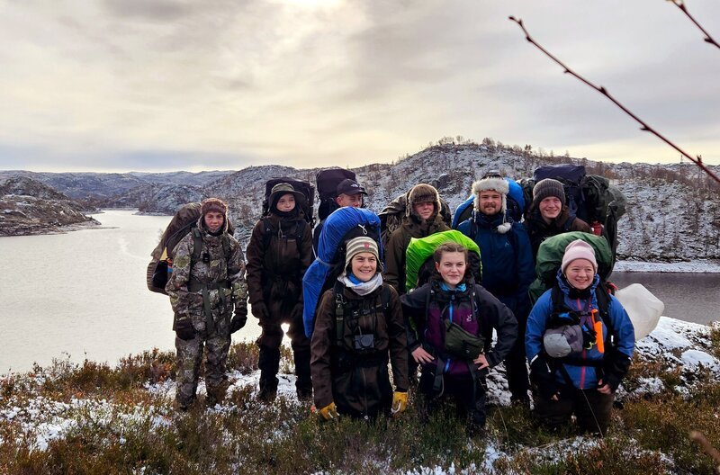 Die Stimmung im Team ist gut. Hintere Reihe von links: Ben a.k.a. Fritz, Sönke, Luca, Xaver, Tutor Robin und Dominik. Vordere Reihe von links: Emilia, Sophia, und Lotte. – Bild: BR/​Bewegte Zeiten Filmproduktion GmbH/​Megan Ehrmann