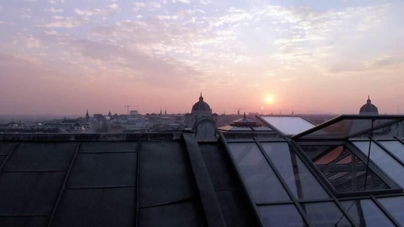 Dach Hofburg bei Sonnenuntergang. – Bild: 3sat