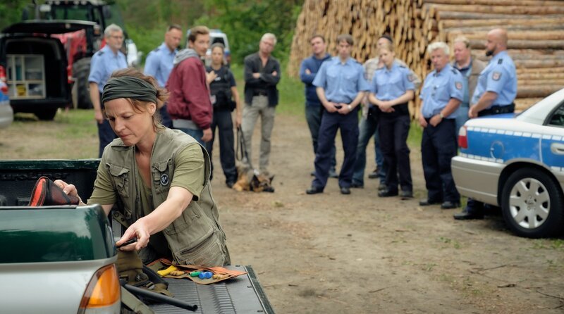 Wildhüterin Sara Jahnke (Maria Simon, vorne) fürchtet eine Jagd auf die Wölfe. – Bild: ARD Degeto/Conny Klein Wildhüterin Sara Jahnke (Maria Simon, vorne) fürchtet eine Jagd auf die Wölfe. – Bild: ARD Degeto/Conny Klein