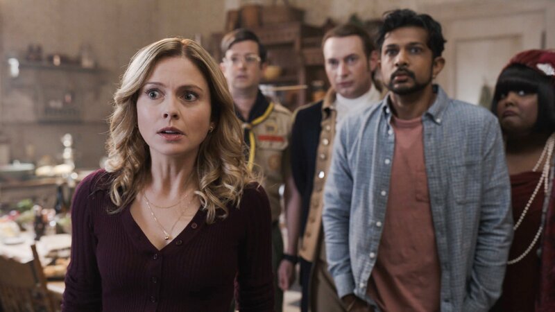 L-R: Rose McIver as Samantha, Richie Moriarty als Pete, Brandon Scott Jones als Isaac, Utkarsh Ambudkar als Jay und Danielle Pinnock als Alberta. – Bild: Best Possible Screen Grab /​ CBS /​ CBS ENTERTAINMENT /​ CBS Broadcasting Inc.