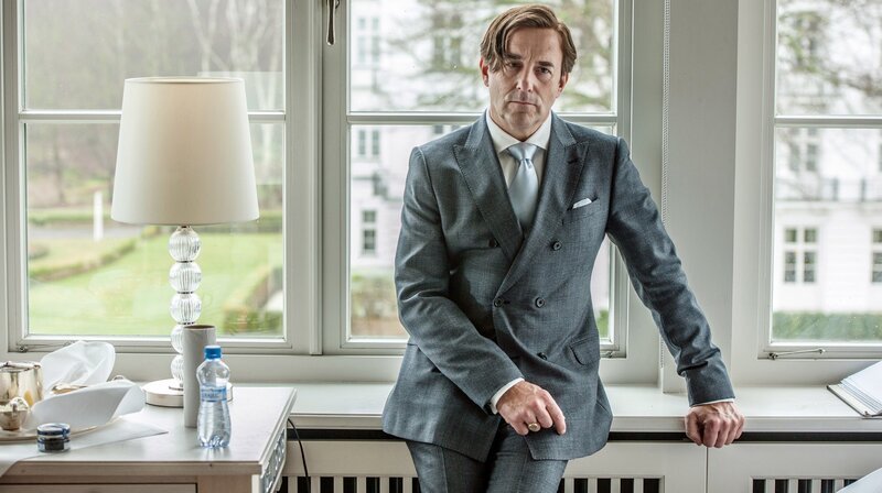 Johann Friedrich von Allmen (Heino Ferch) weiß jetzt, mit welcher Erwerbsform er sich aus seinen finanziellen Nöten befreien will: Gemeinsam mit Butler Carlos widmet sich der Bonvivant der Wiederbeschaffung von geraubten Kunstwerken – natürlich mit üppigem Spesenkonto und fürstlichen Honoraren. – Bild: ARD Degeto/​Hardy Brackmann