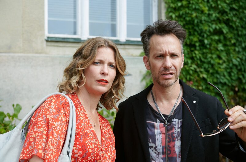 Bridget (Valerie Niehaus) und Johnny Starr (Matthew Wolf) können nicht fassen, was sie da sehen. – Bild: ARD/​Caligari/​Film