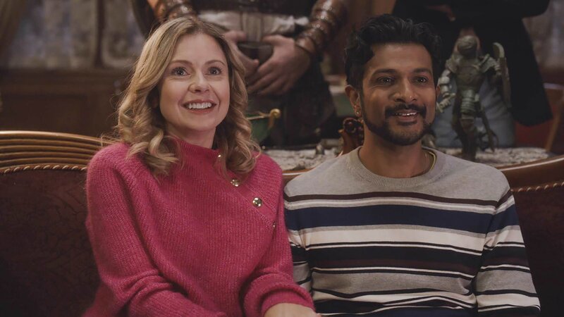 v.li: Rose McIver als Samantha und Utkarsh Ambudkar als Jay – Bild: Best Possible Screen Grab /​ CBS /​ CBS ENTERTAINMENT /​ CBS Broadcasting Inc.